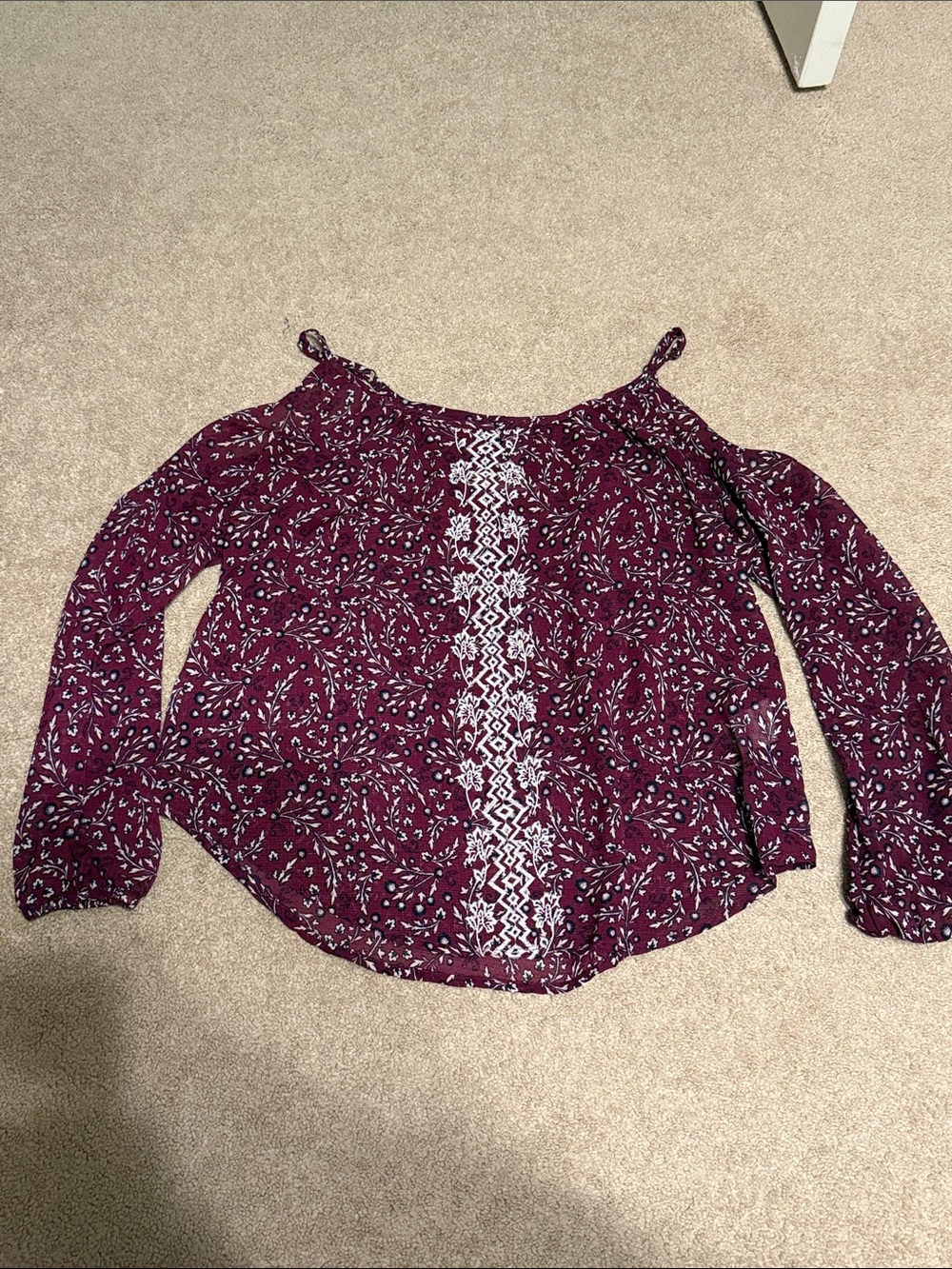 Rewind Womens Cold-Shoulder Printed Blouse in Deep Plum